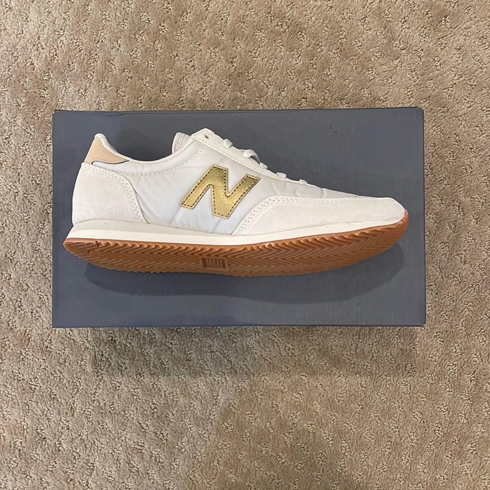 New Balance 720
Style #:WL720AB
Size: 7.5
Sea Salt with Classic Gold